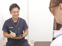 骨盤矯正施術の様子